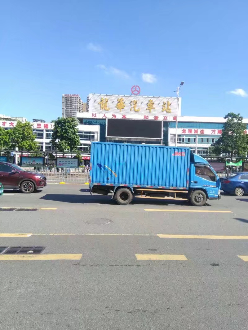 深圳龙华汽车站位于深圳市龙华镇龙观路北侧,清泉路东侧,与高速路口