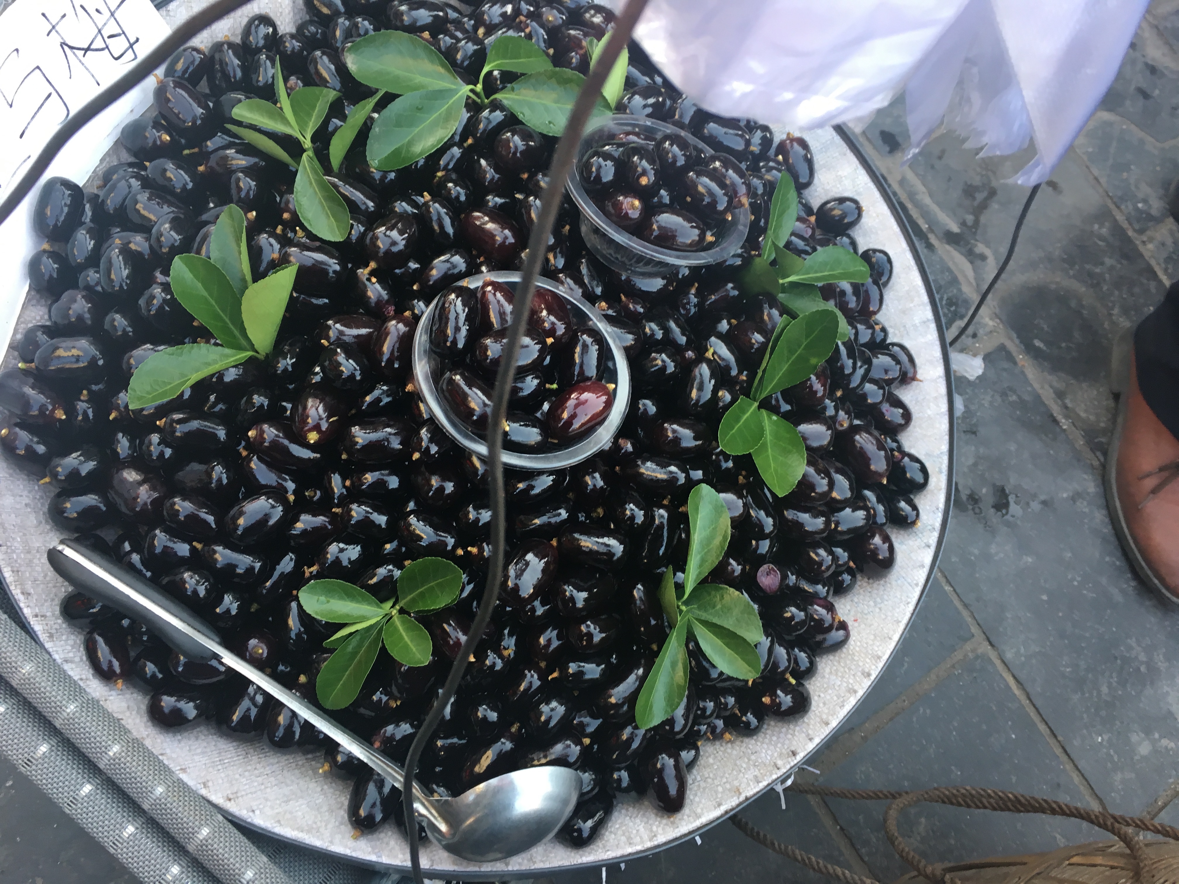 还有这种操作?又出新招,葡萄打上蜡当成乌梅卖,你上过当吗?