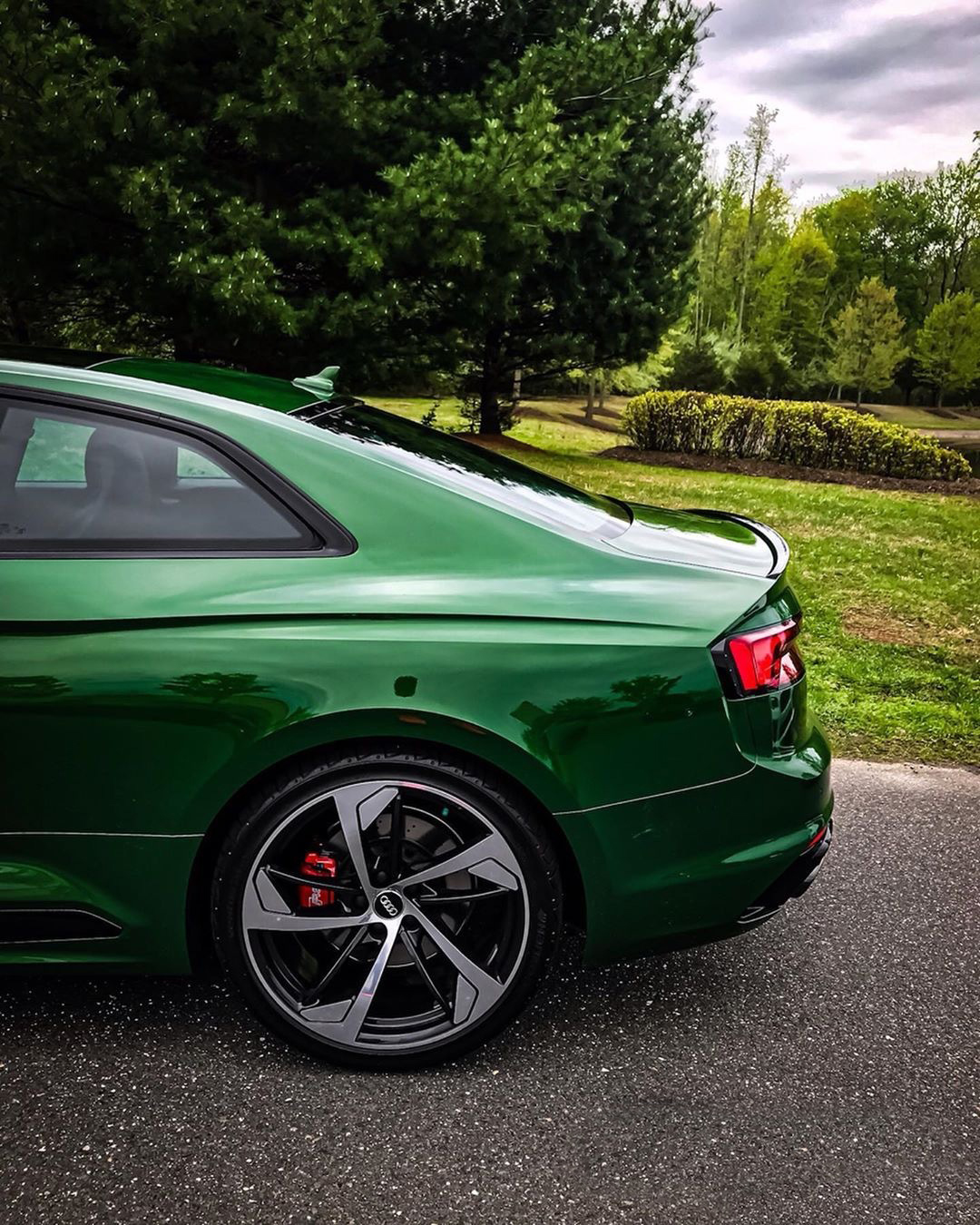 奥迪rs5 coupe翡翠绿的外观