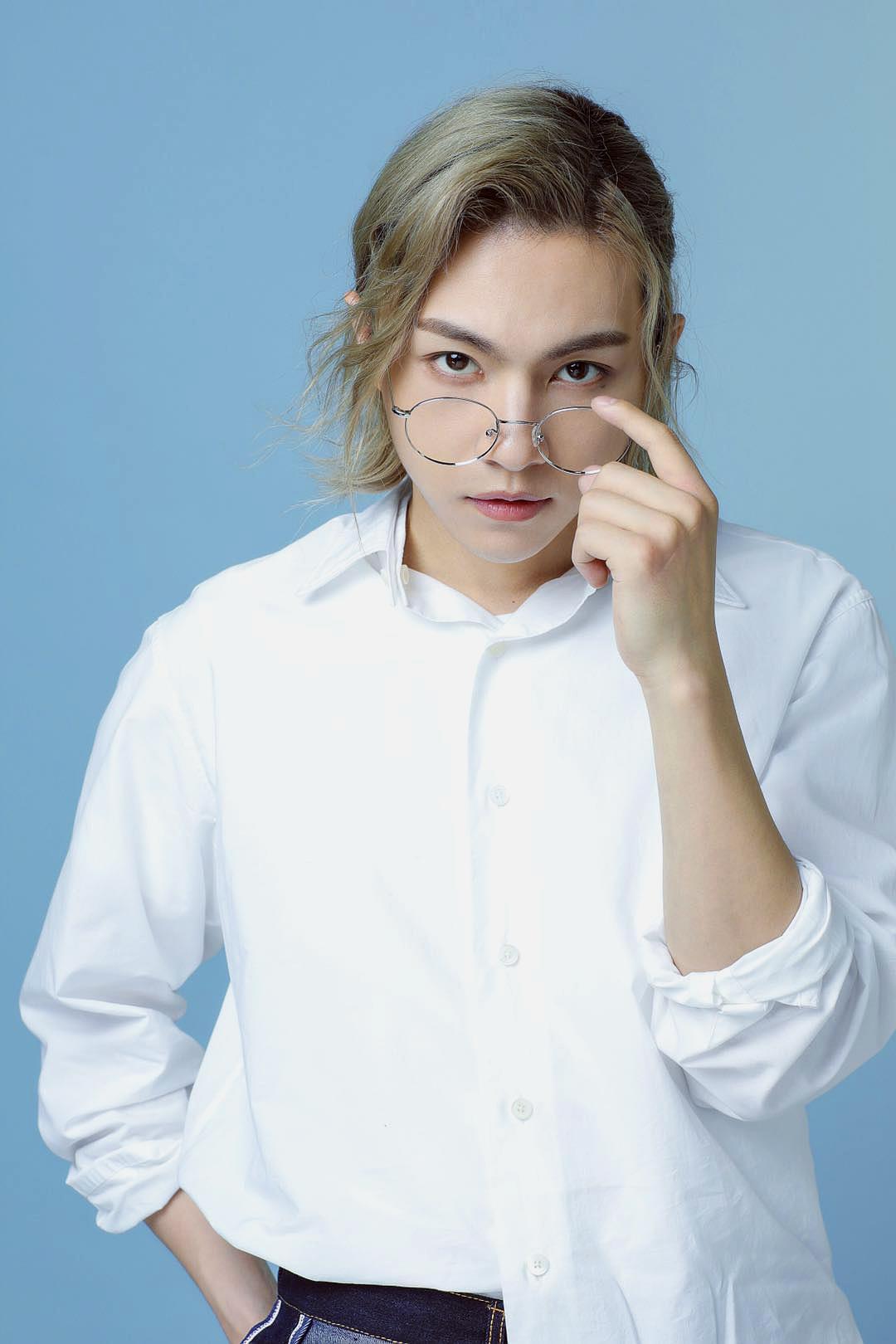 演员周锐写真大片曝光 奶奶灰长发帅气时髦抢镜