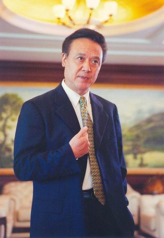 他是一位杰出的电影表演艺术家,现在妻子生病,他无微不至照顾