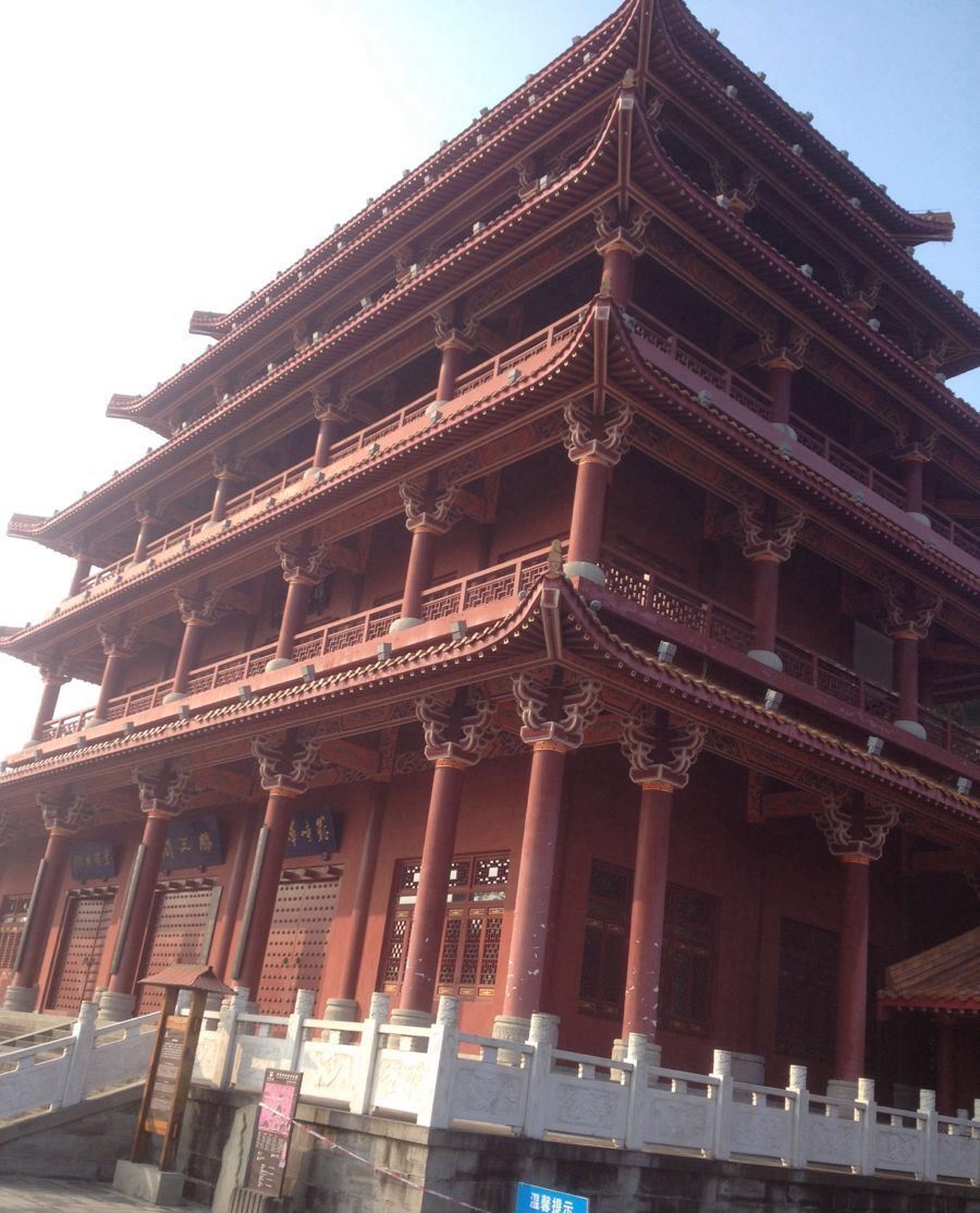 中天楼是一座始建于唐朝的三层明清建筑风格的木质高楼,楼高25米,在一