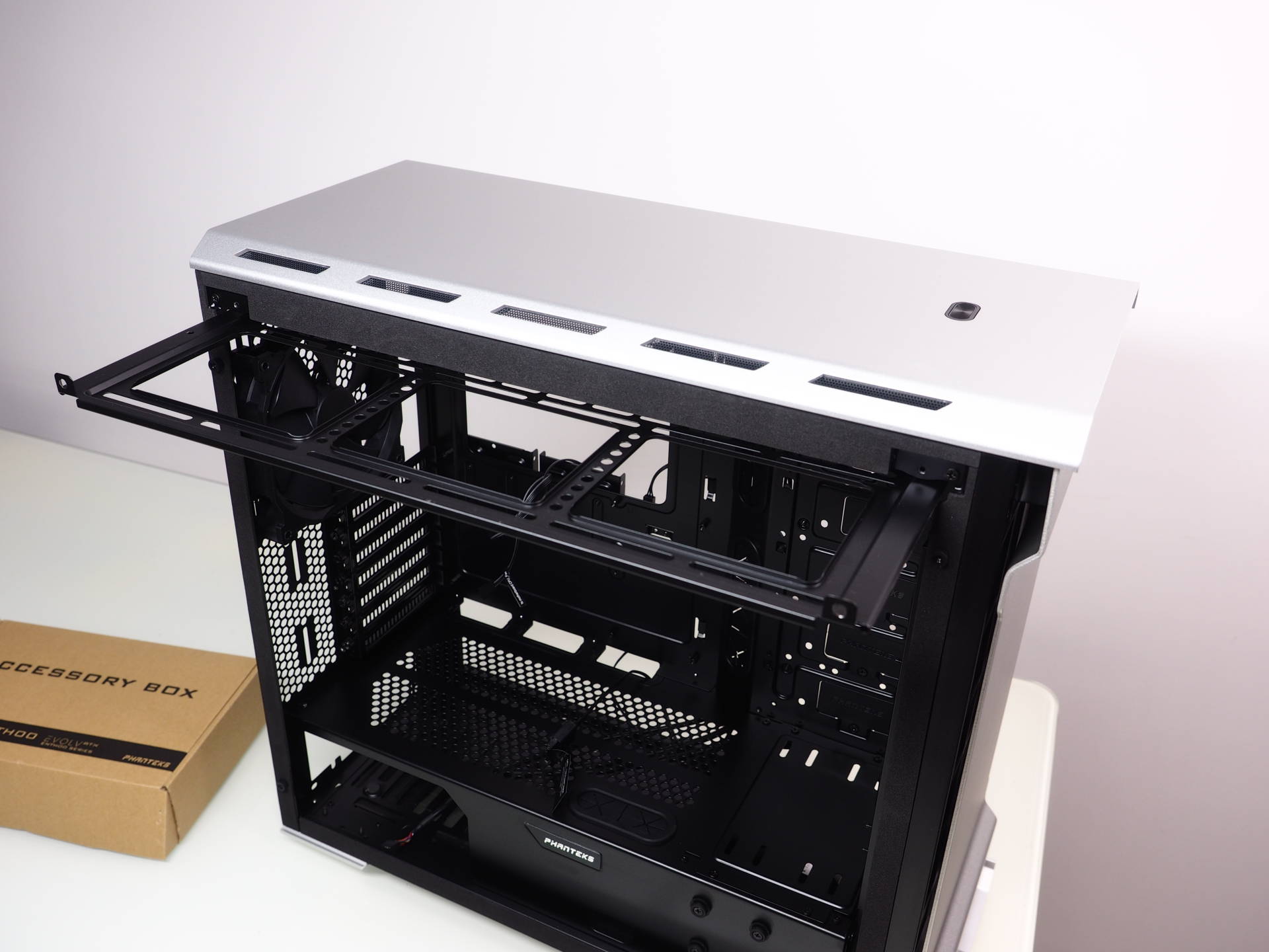 直男美学:phanteks 追风者 etg 515流光银 机箱