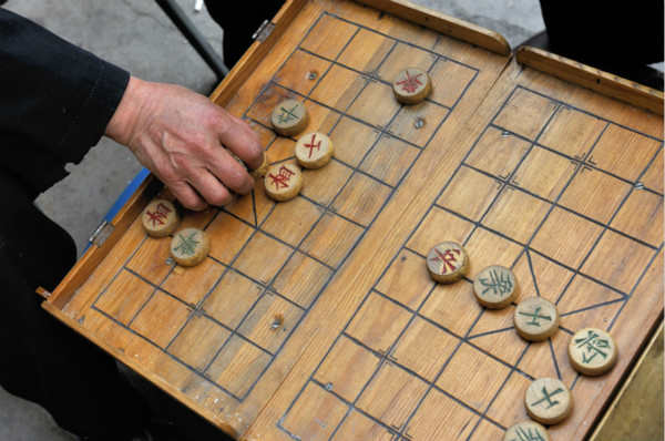 在街头设置象棋残局 多人轮流充当不同角色引人入"套"