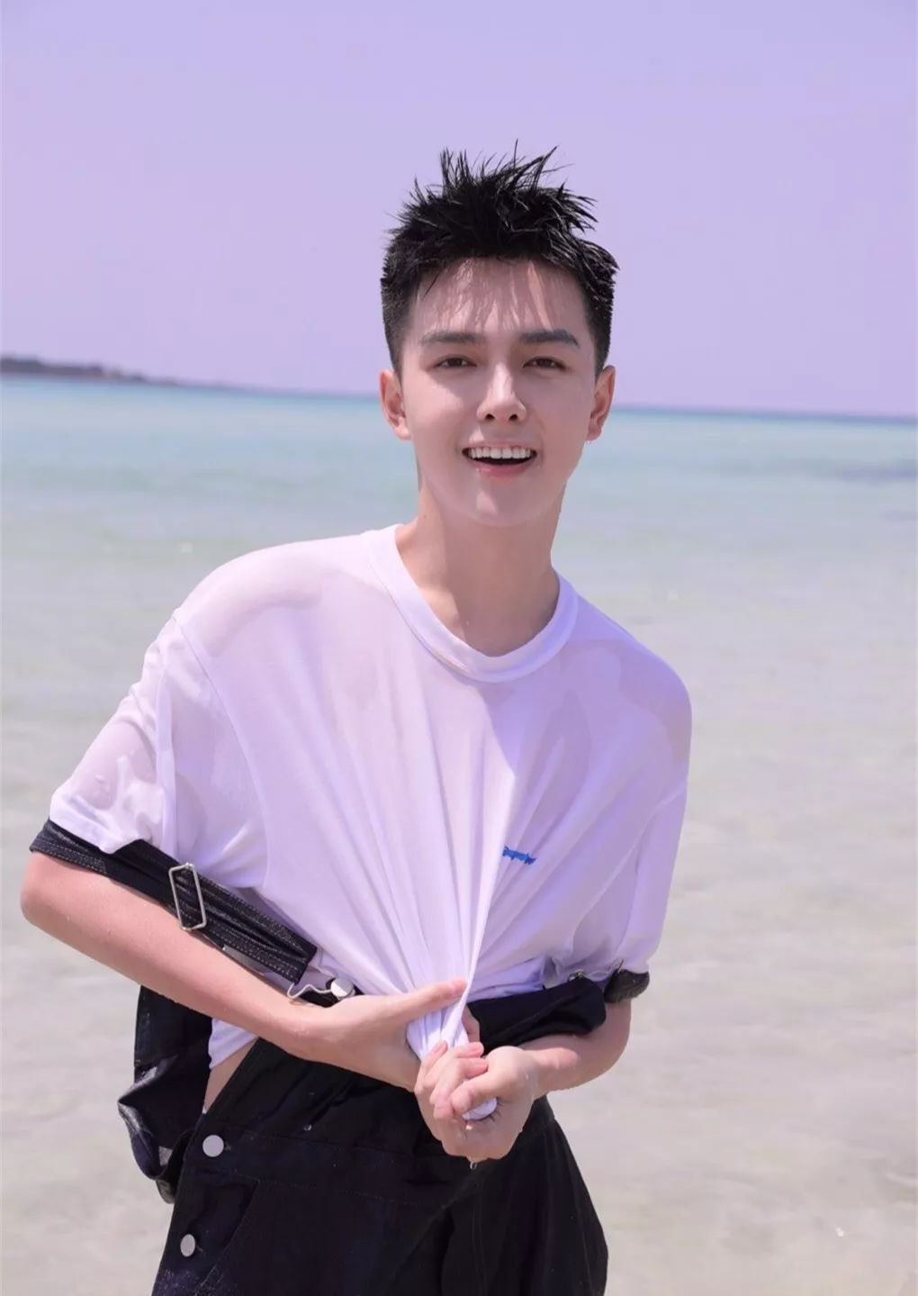 前一秒帅气,后一秒可爱,立体俊朗的面部轮廓,清澈暖萌又极富少年感,甜