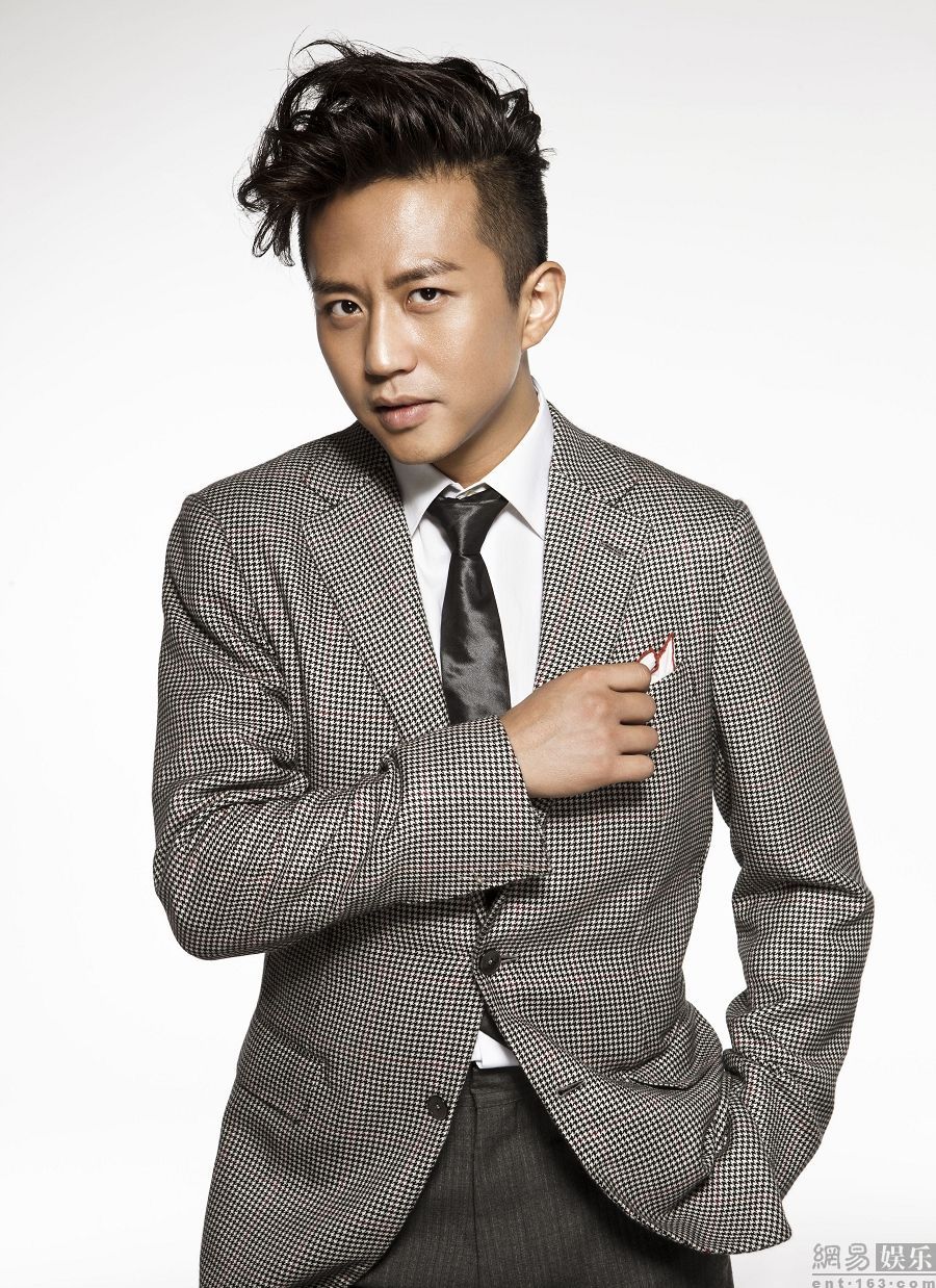 他是香港片的功夫巨星,成龙都要喊他一声师傅,儿子也成功夫影星