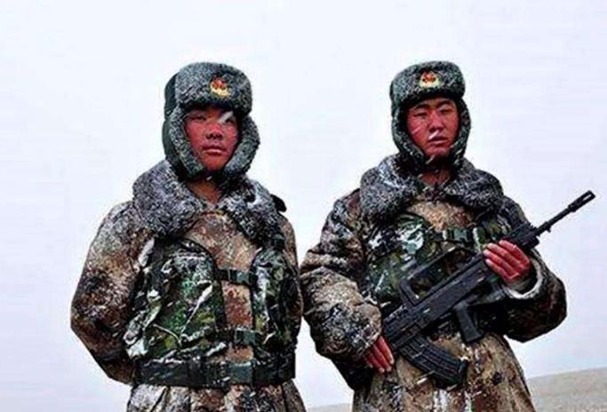 军人站岗时,为何2人只佩一把枪?只因上世纪发生了一个惨痛教训