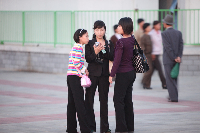 图为朝鲜平壤,聚在一起聊天的姑娘,身材都很苗条.