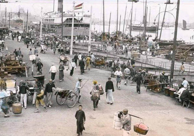 图为上海的码头.码头人来人往,非常的繁华热闹