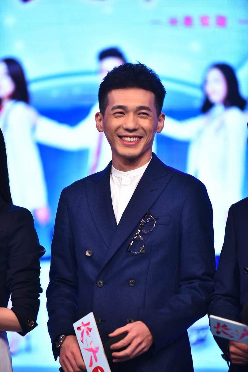 主持人问白宇:"《美人为馅》是一个很火的ip嘛,听说原定的男主角是