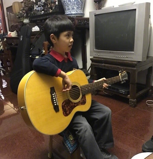 刘芸儿子jagger长大了,大眼呆萌气质暖男,完美遗传爹妈优秀基因