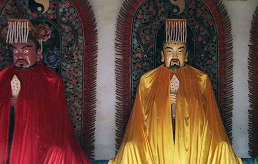 殿内供奉着五尊4米高的五岳大帝神像,中间为中岳大帝,左右两侧分别为