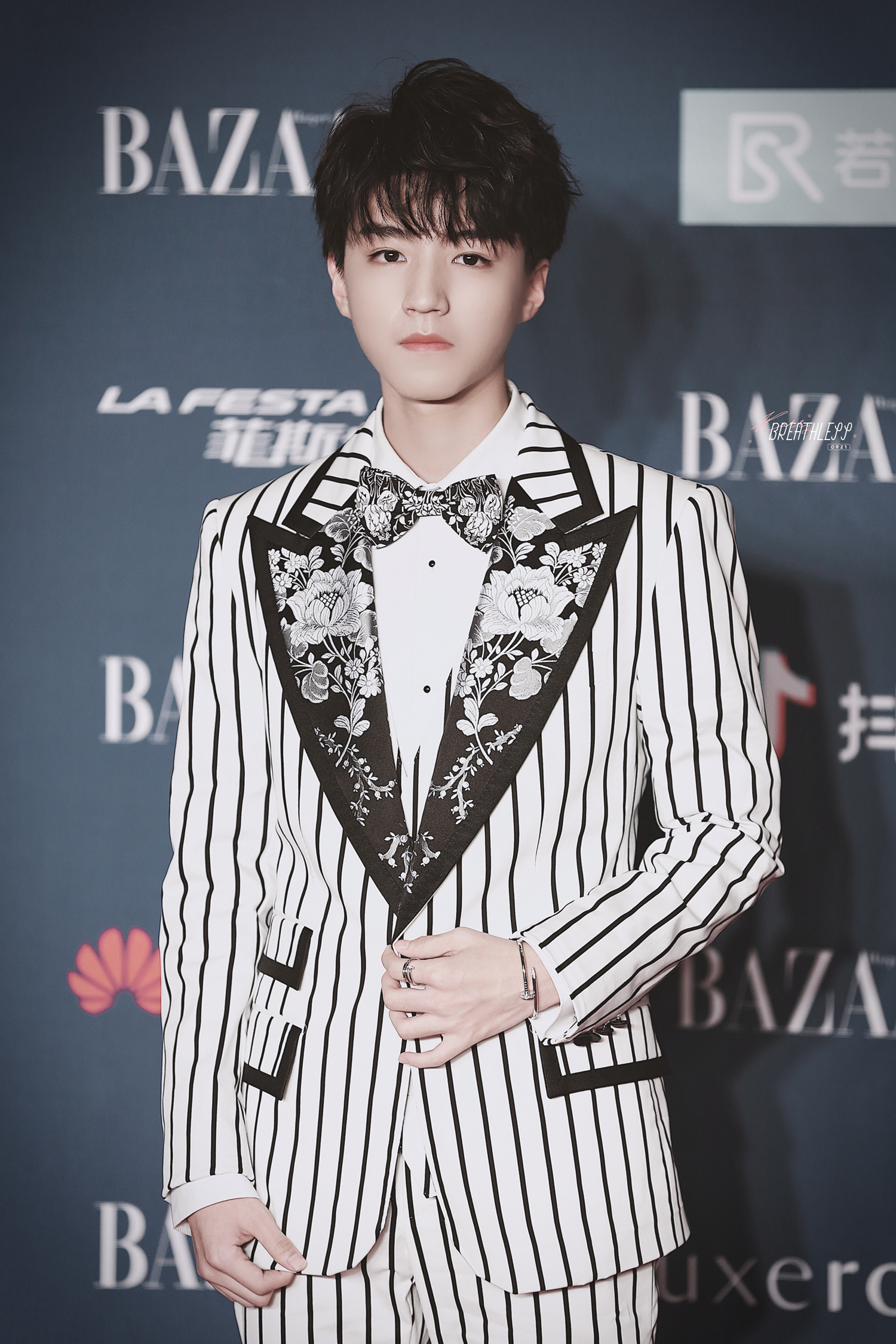 王俊凯这套西装简直帅到人神共愤了啊,戴戒指和手镯这里真的好苏