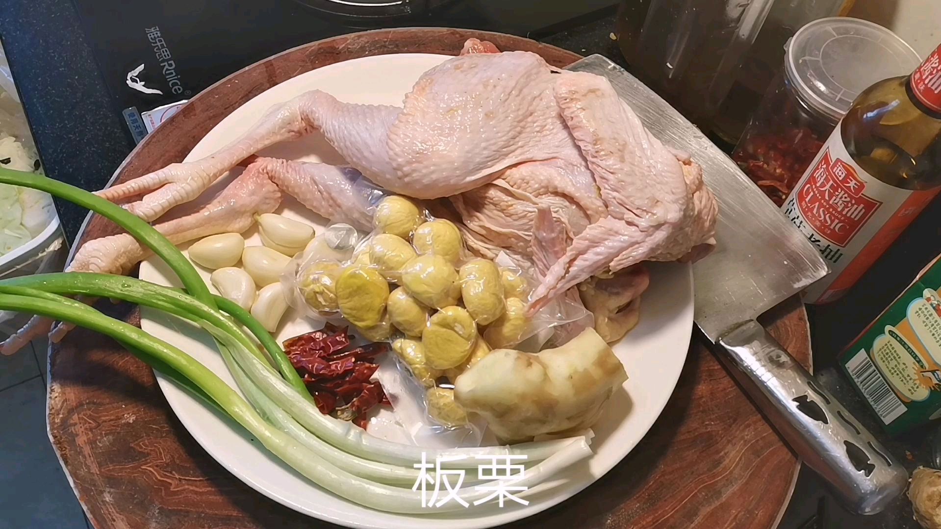 大厨揭秘饭店(板栗焖鸡)为啥酱香浓郁,关键这一步骤