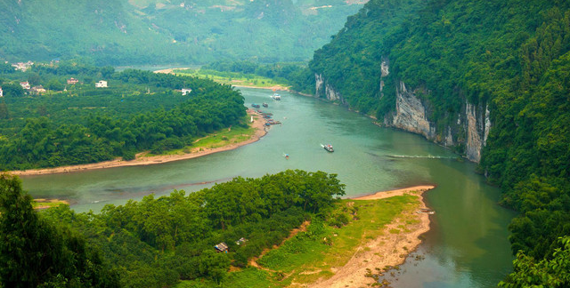 漓江犹如一条蜿蜒的青罗带,山峦连绵起伏形态万千,风景如画