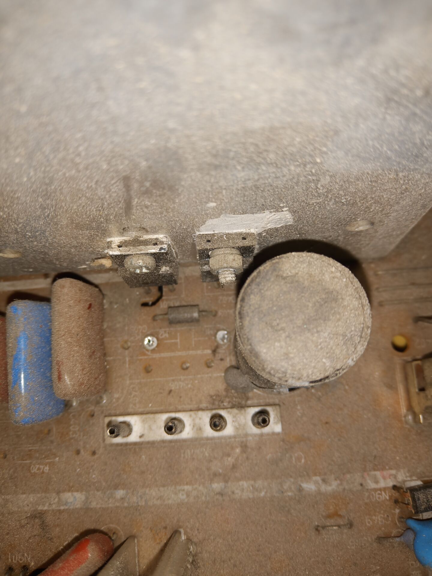 提防过偏转对显像管的危害