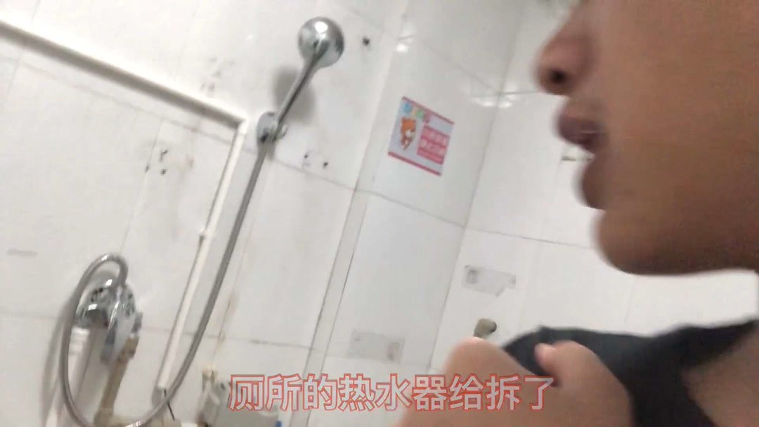 脸上长了肉痣能剪吗?小伙子用指甲钳剪了马上后悔