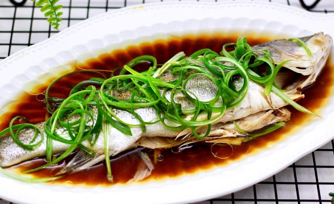 清蒸鱼,要不要先用盐腌制?学会这样做,鱼肉鲜嫩没腥味
