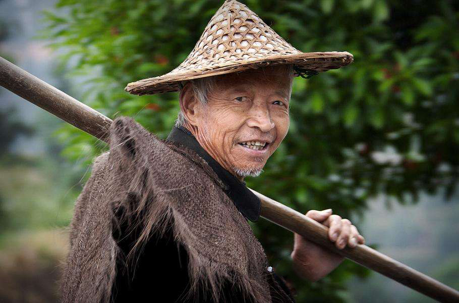 民间故事:给神像戴斗笠