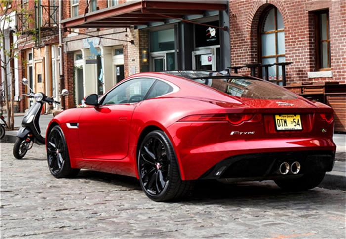 红色捷豹f-type:各方面都符合预期,行驶中深踩油门,动力响应非常迅速