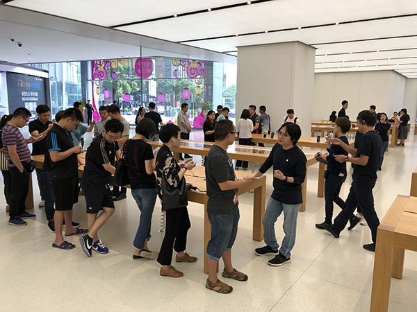 iphonexs系列今日開售 直擊廣州蘋果門店現場:顧客不多