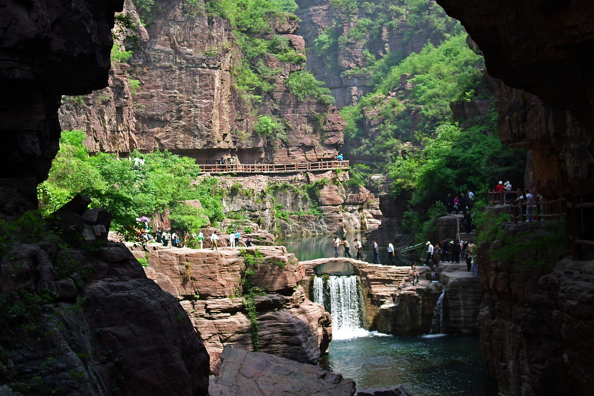 河北嶂石岩自然风景名胜区,坐落在河北省赞皇县境内,这里山清水秀