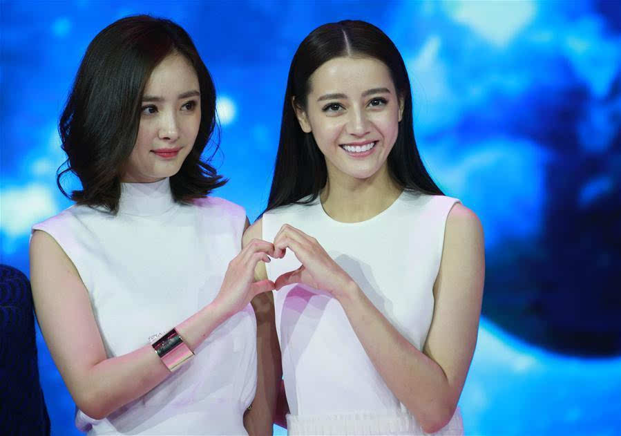 迪丽热巴得奖后,杨幂被问及看法,仅8字的回答获网友广泛好评