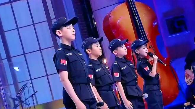 [图]小萌娃一身特警服装登台，最美童声献唱经典励志歌曲，太欣慰了