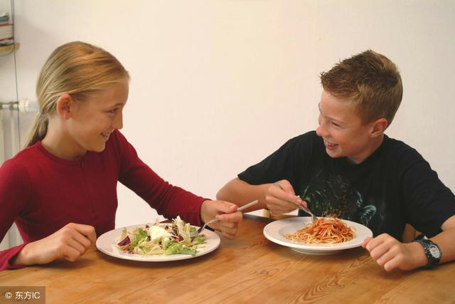 对联:面对面食面食,求教下联