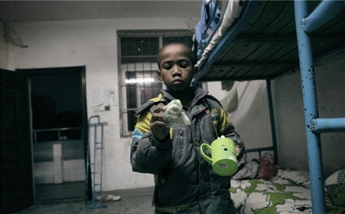 这个中非混血小男孩,被黑人爸爸抛弃,与妈妈在中国相依为命!