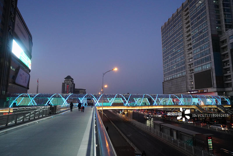 12月8日,北京中关村大街北侧双螺旋造型过街天桥正式启用.
