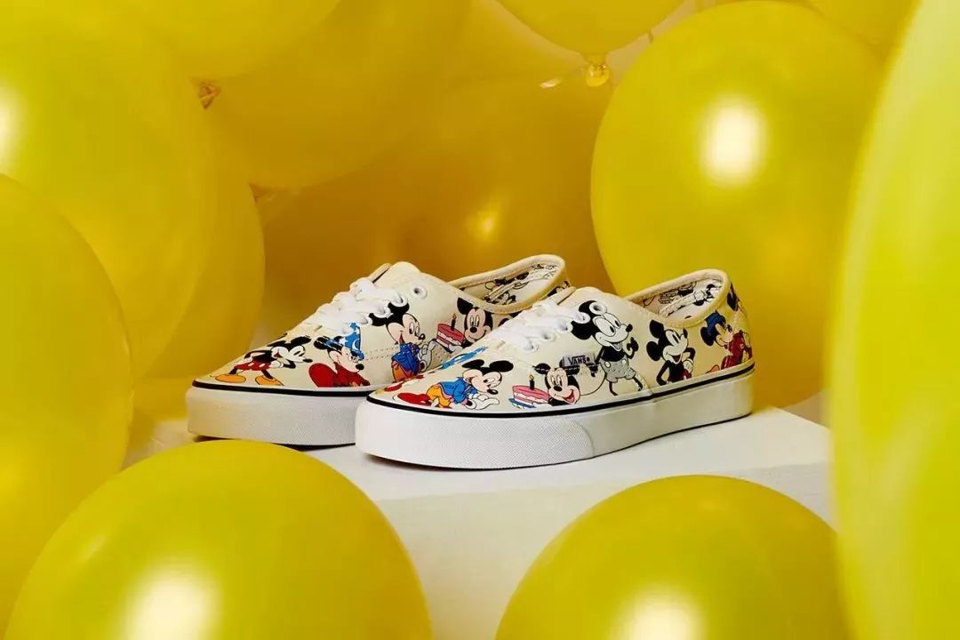 除了这双 vans authentic 外,本次加推单品还包括相同图案的长袖针织
