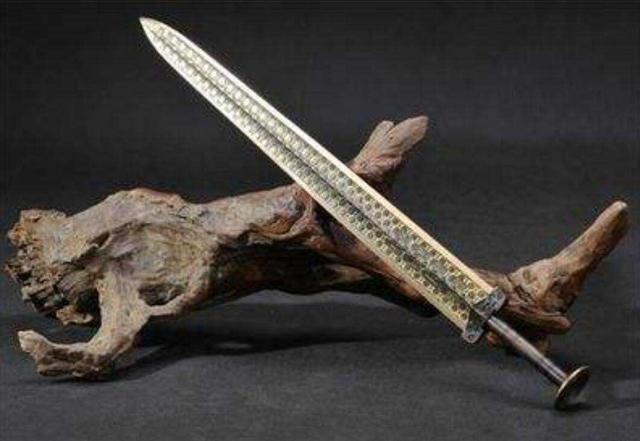 浅谈越王勾践剑身的菱形暗格纹技术