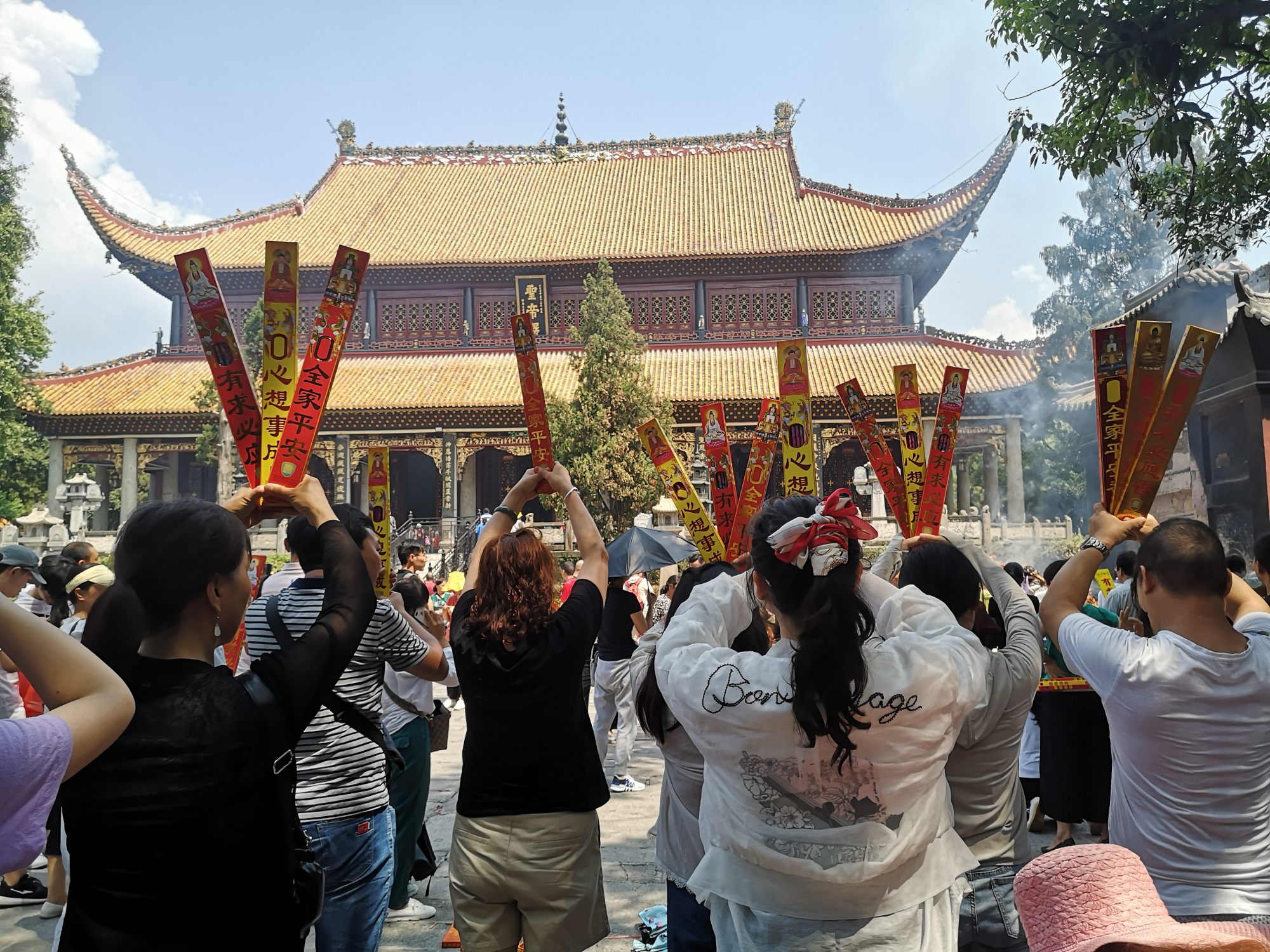 中国"香火最旺"寺庙之一,信徒带特产,经书焚烧,据说很灵验!