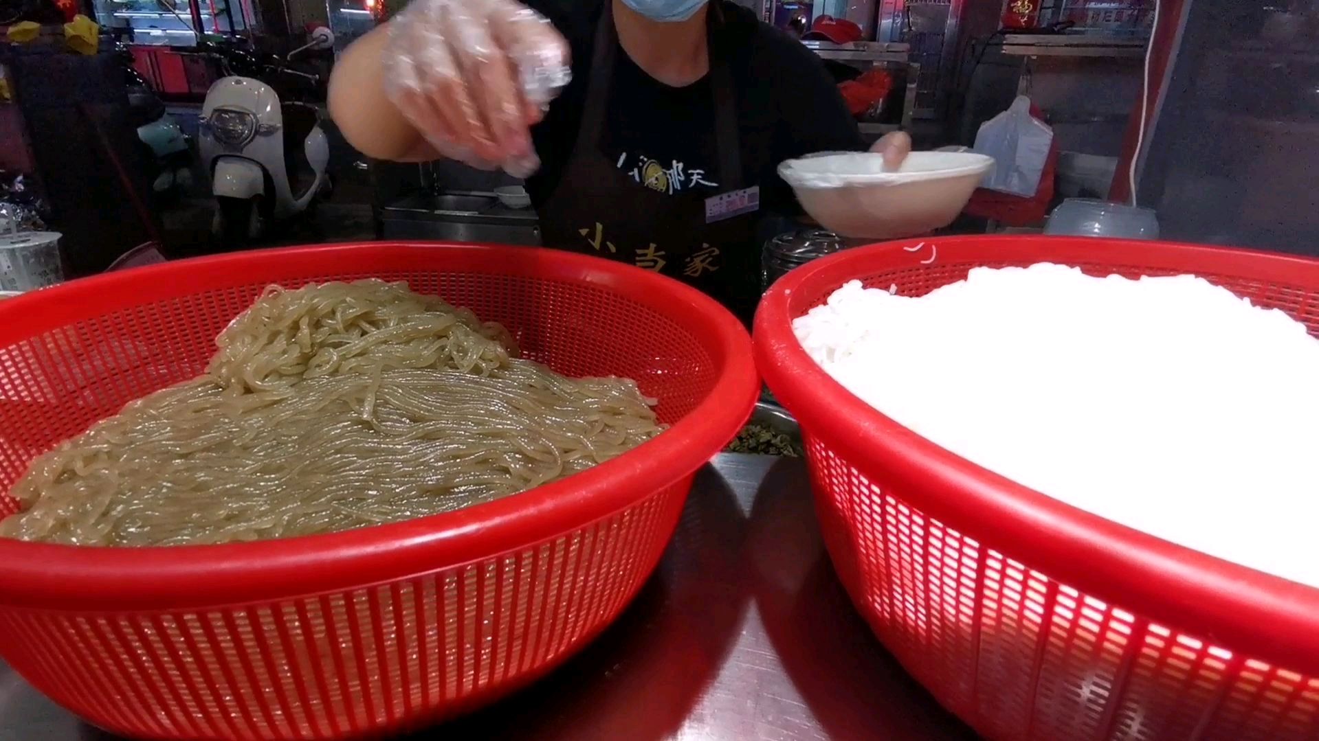 在儋州那恁路夜市,吃的特色米烂