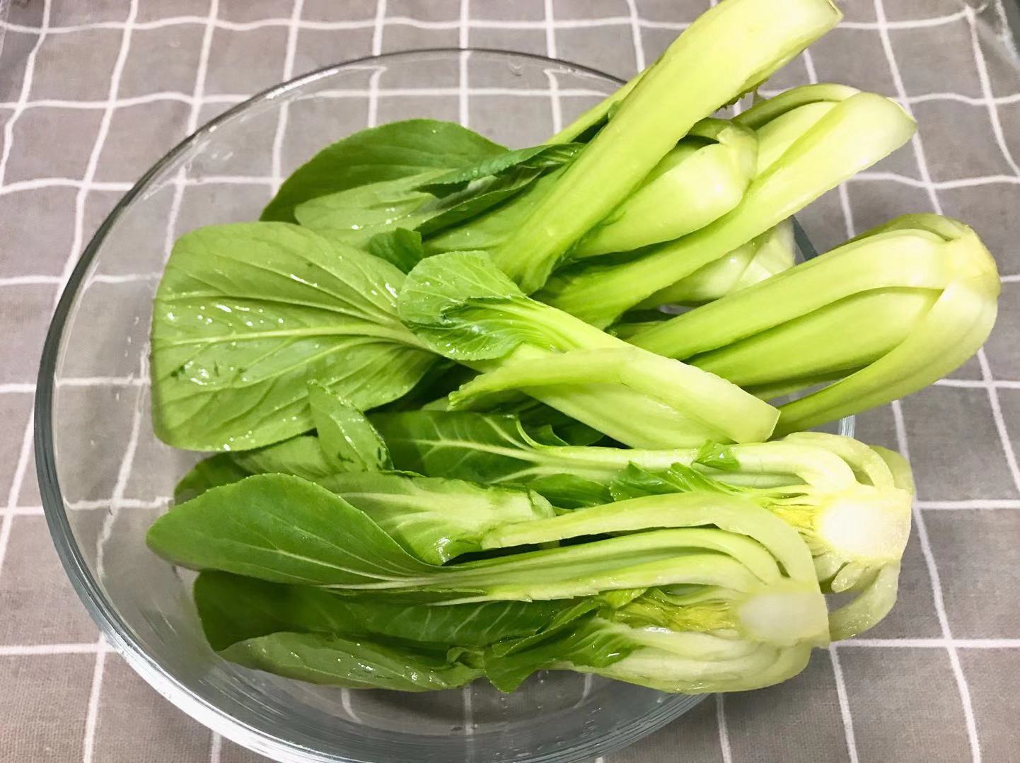 3.起锅烧水,水开后滴入少许油,放入上海青烫熟,捞出沥干水,摆盘.