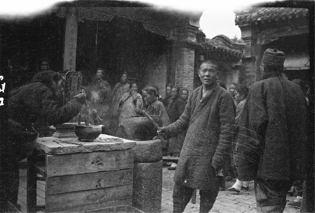 老照片:民国百姓生活高清罕见照,图9道士背诵经文,图8骡子过河