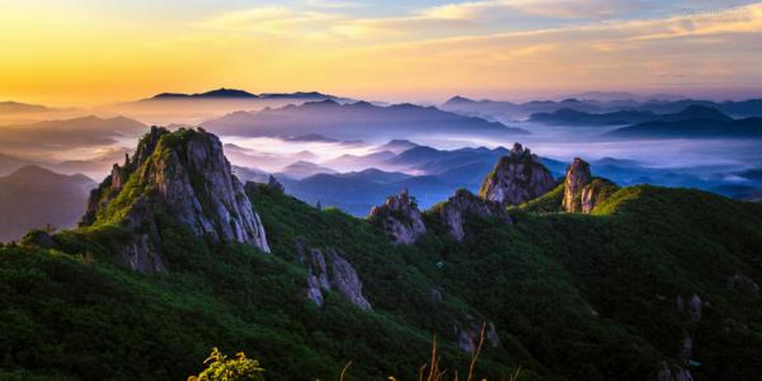 雪岳山被称为雪山,雪峰山,由于积雪长年不化,岩石是象雪一样的白色