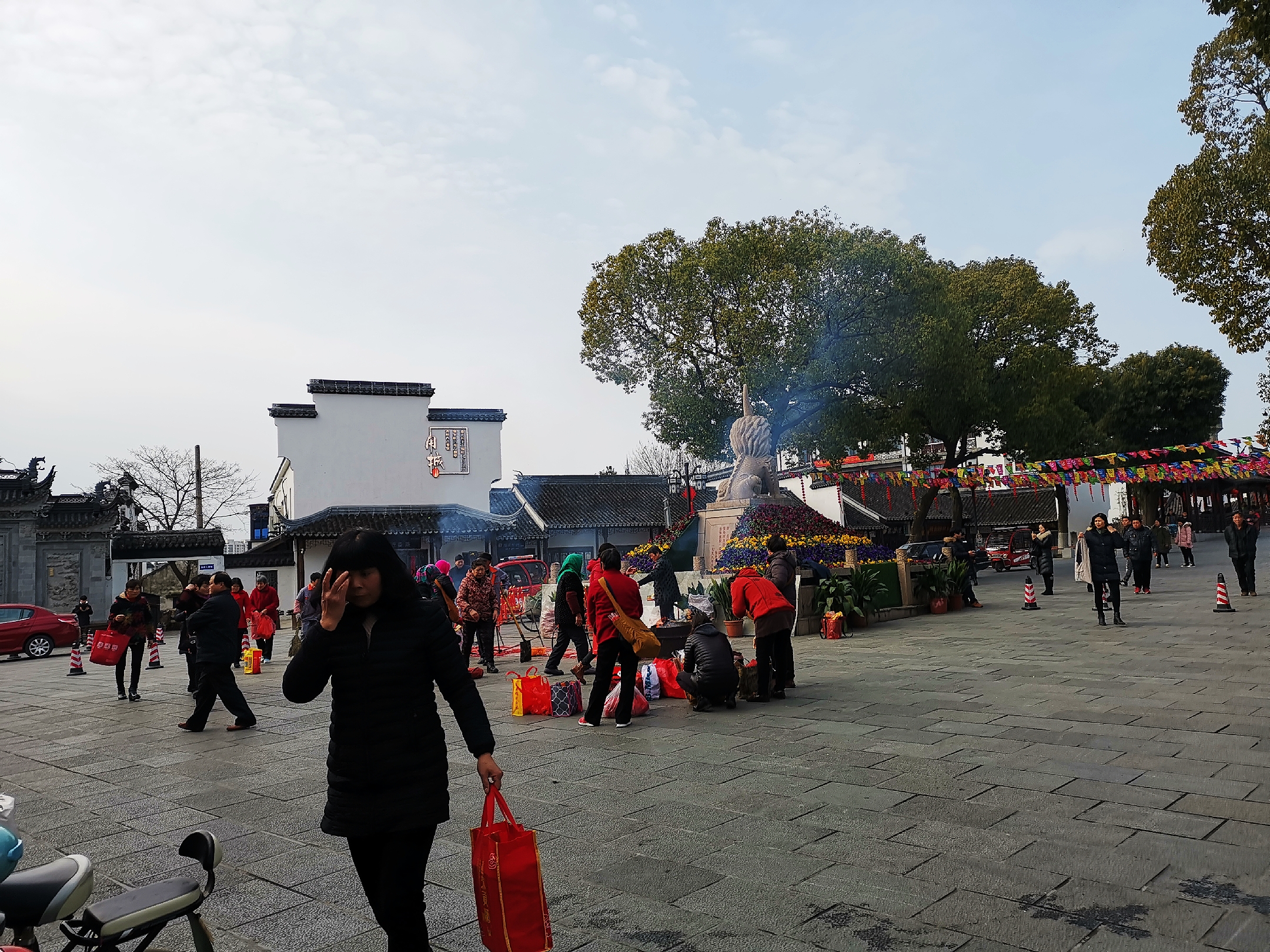 百姓在甪端广场祈福.