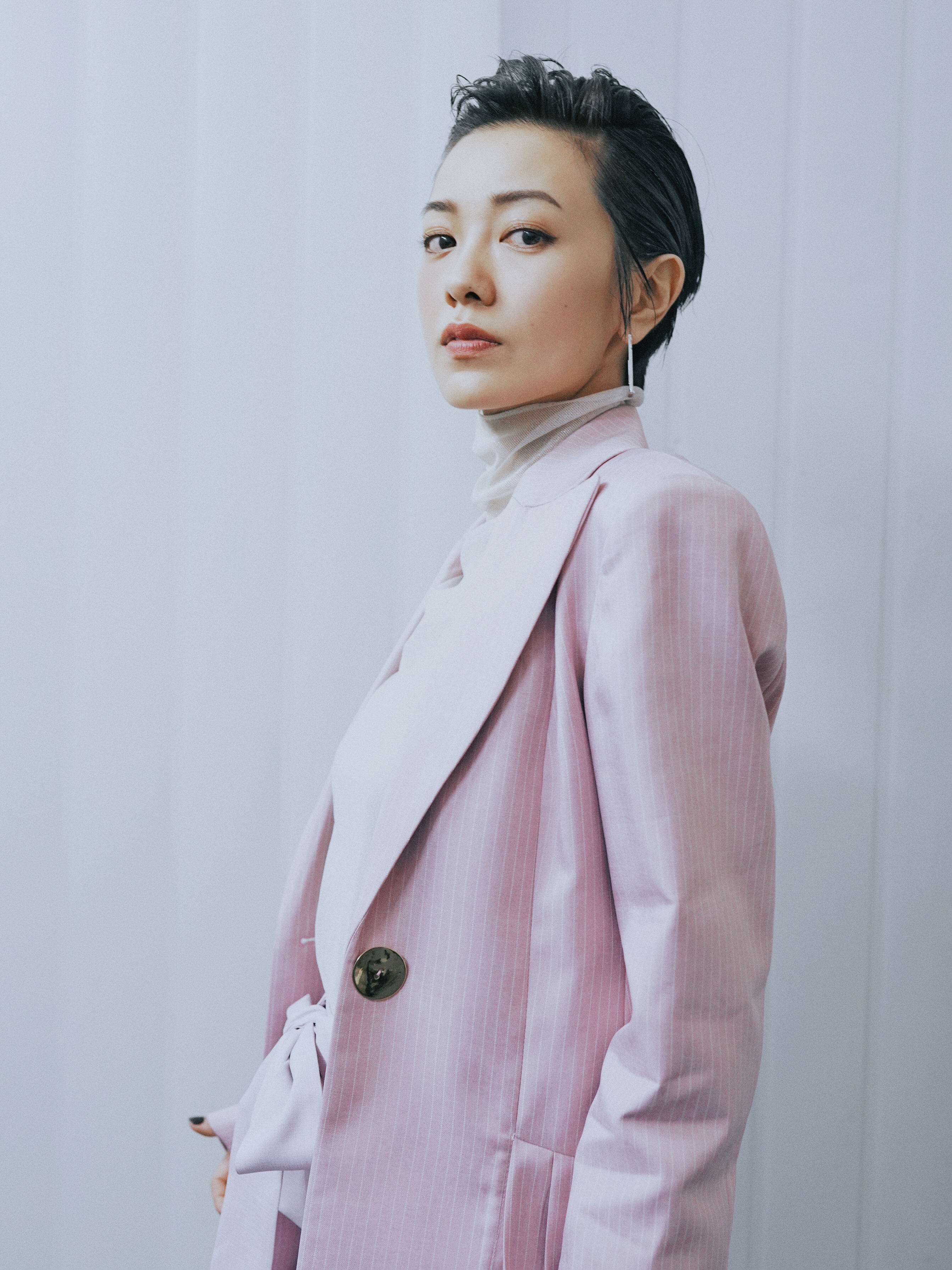 郭采洁换新发型,大背头配墨镜,网友:好绝一女的!