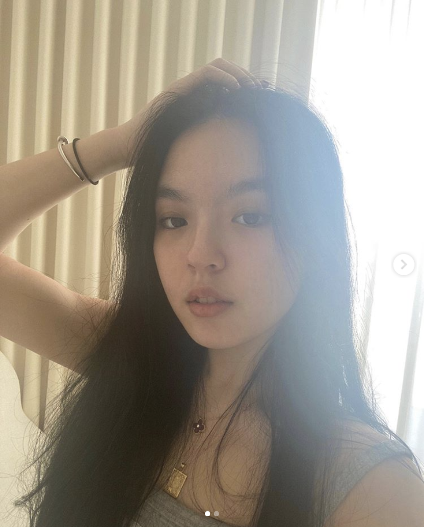 组图:李咏18岁女儿法图麦晒近照 大秀小蛮腰月牙纹身性感成熟