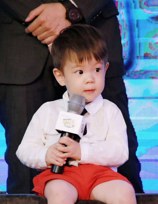 嗯哼大王2岁旧照曝光,表情太魔性把一旁的奥莉和小甜馨整蒙了