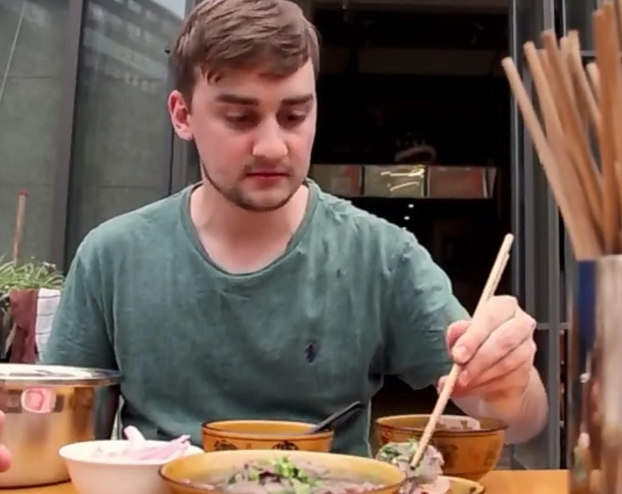 吃货老外声称要吃遍所有中国美食,一边吃跷脚牛肉一边骂美国快餐