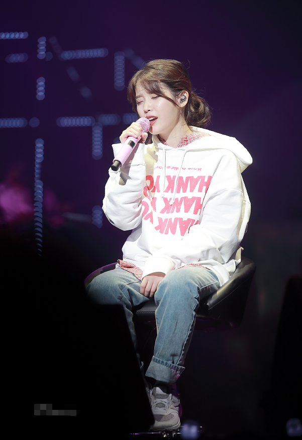 终于懂为啥iu不爱穿"白袜",看清她穿上后的效果,上帝真是公平