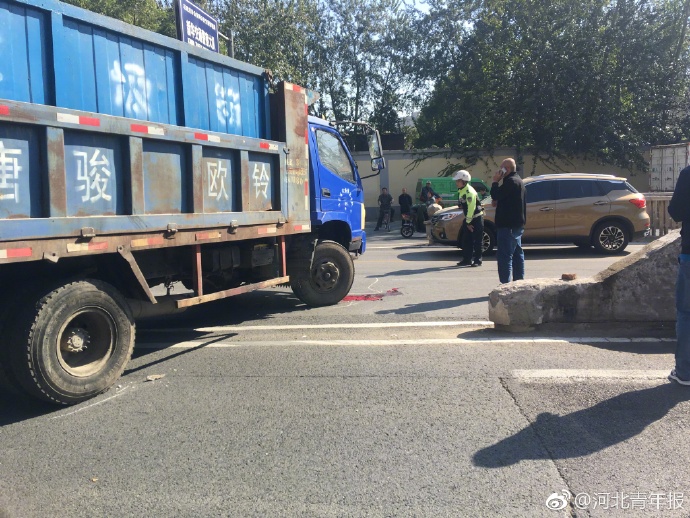 突发!石家庄友谊大街垃圾车撞到电动车,女电动车主不幸身亡