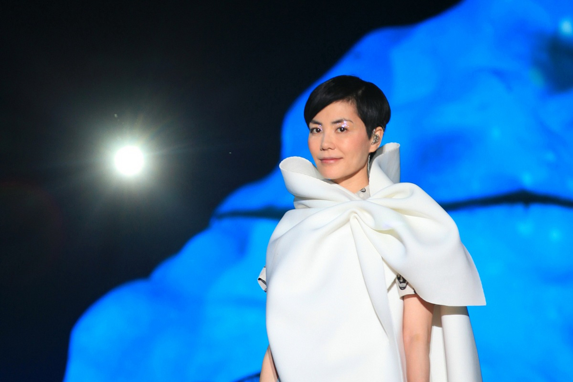 王菲,那双澄澈明亮的眼睛,是她内心的透明窗口,从不掩饰自己的情感