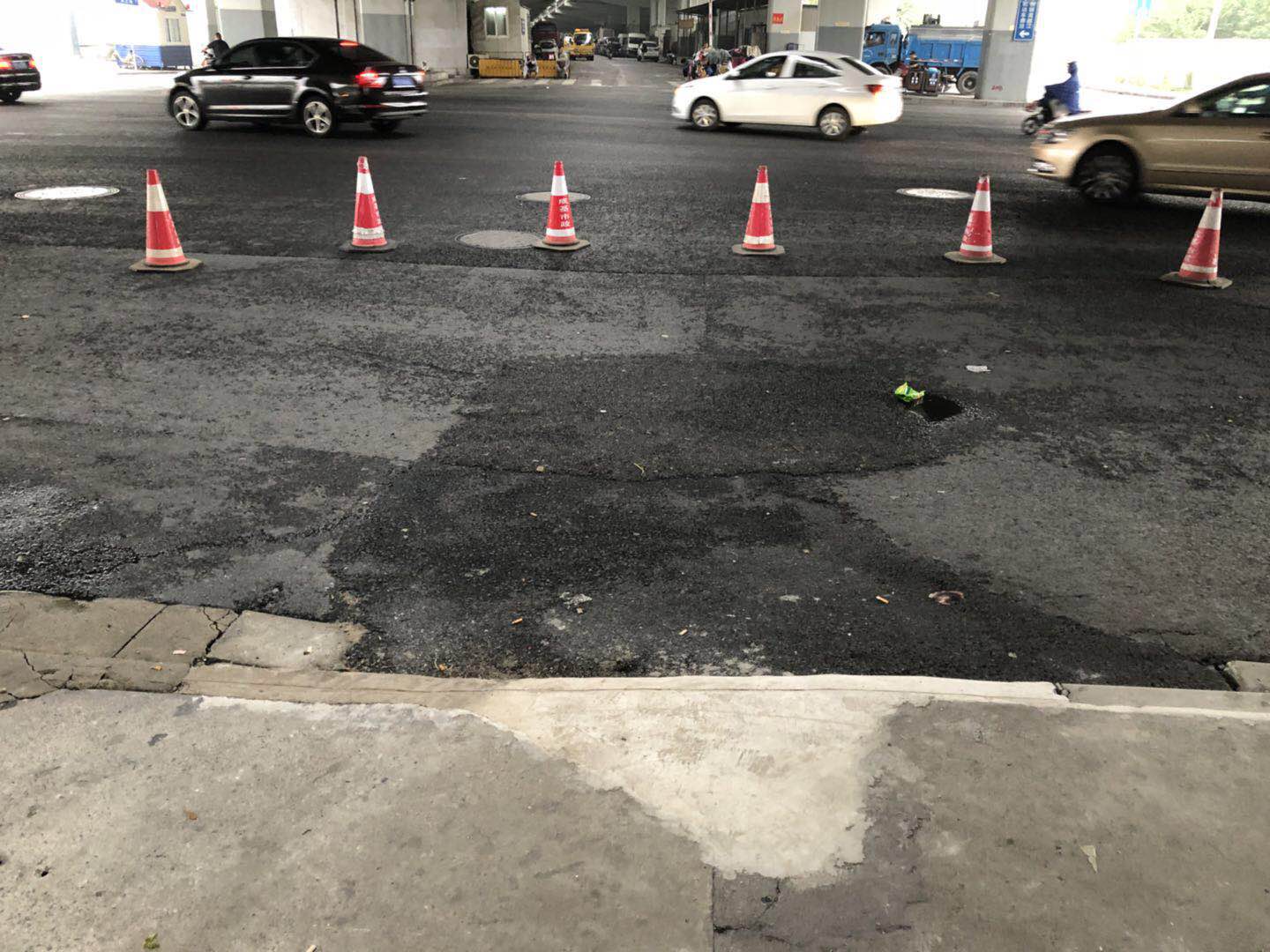 普陀区云岭西路真北路附近一处路面塌陷,过往车辆注意绕行