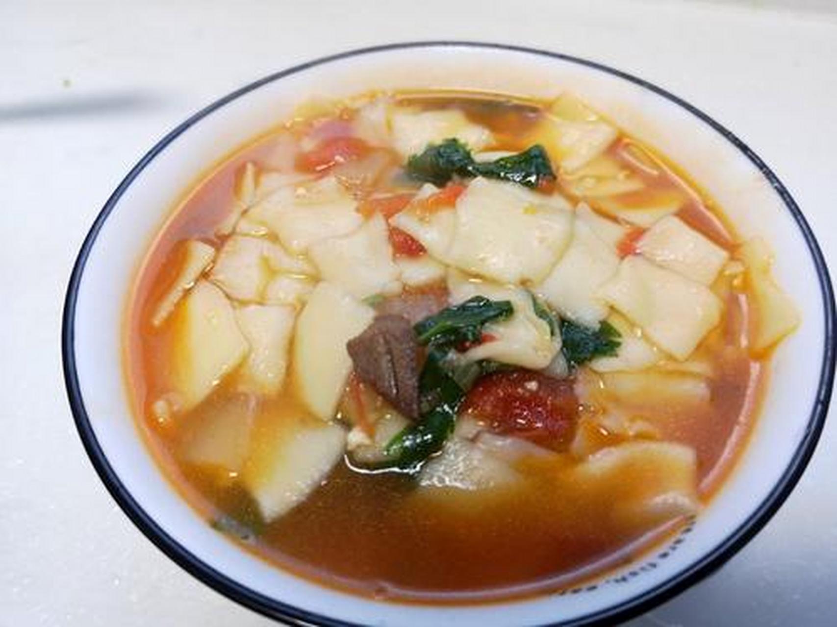 "面片"是山西长治面食的一种,古代称煮饼,老百姓也称其为"蝴蝶过河".