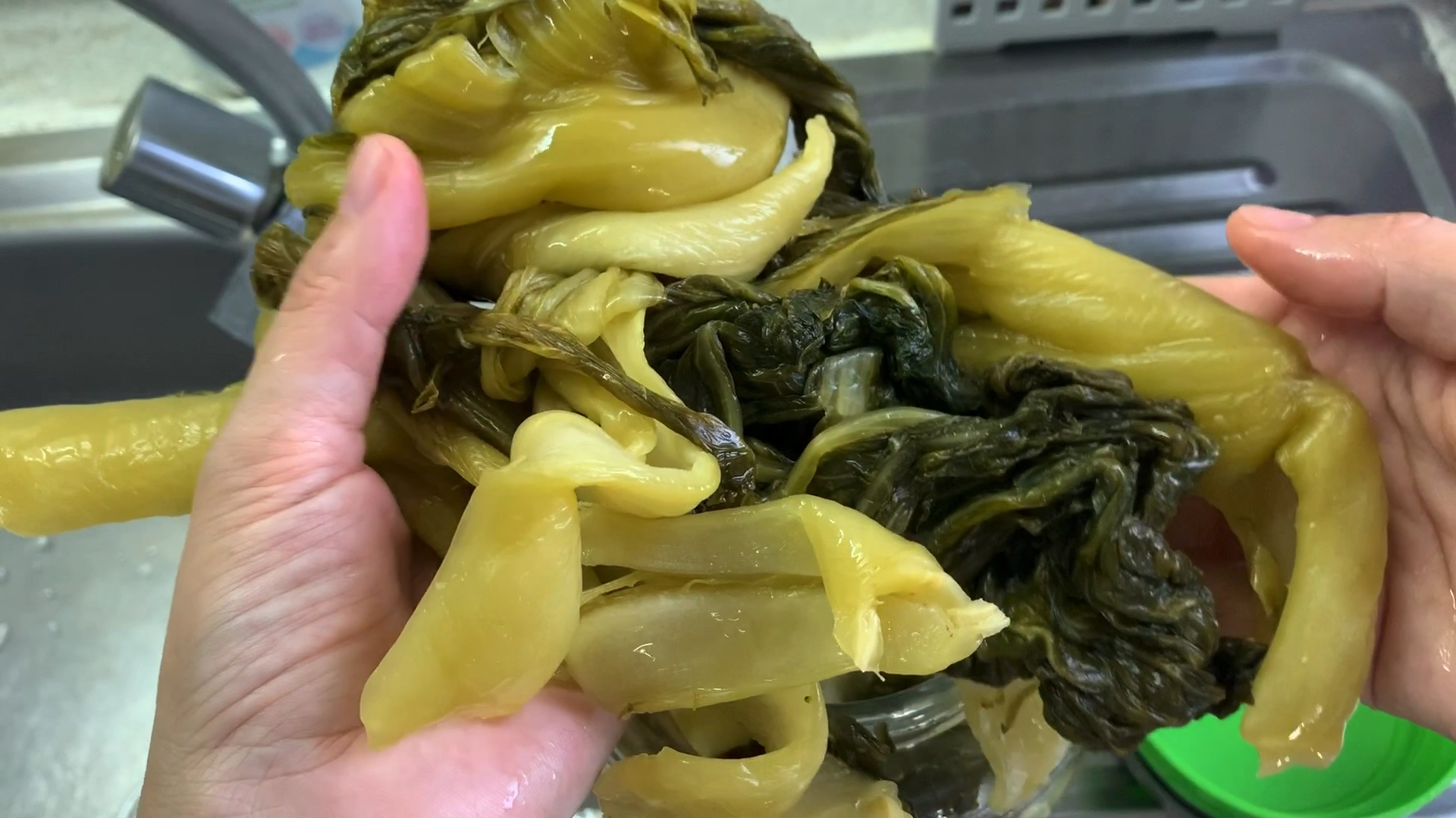妈妈用了30年的腌酸菜做法,这才是酸菜正宗的腌法,六天就变酸