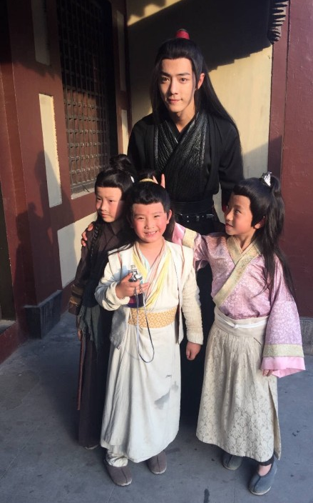 《陈情令》路透照出炉,肖战穿黑红长衫,王一博白蓝色随意切换